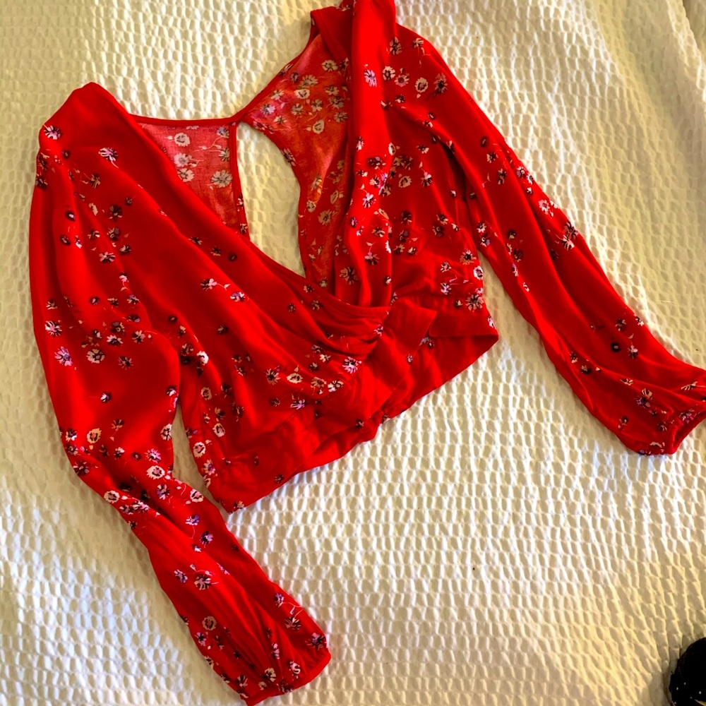 🖐🏻💲5 DOLLAR SALE Cropped red blouse🛍